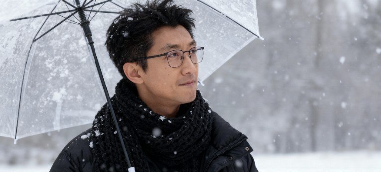 Alan大叔，雪中撐著透明傘